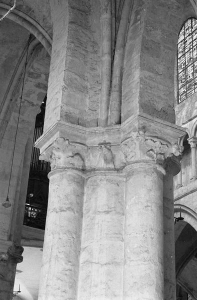 Intérieur, nef, troisième pilier sud : chapiteaux à feuilles d'acanthe, sud-est