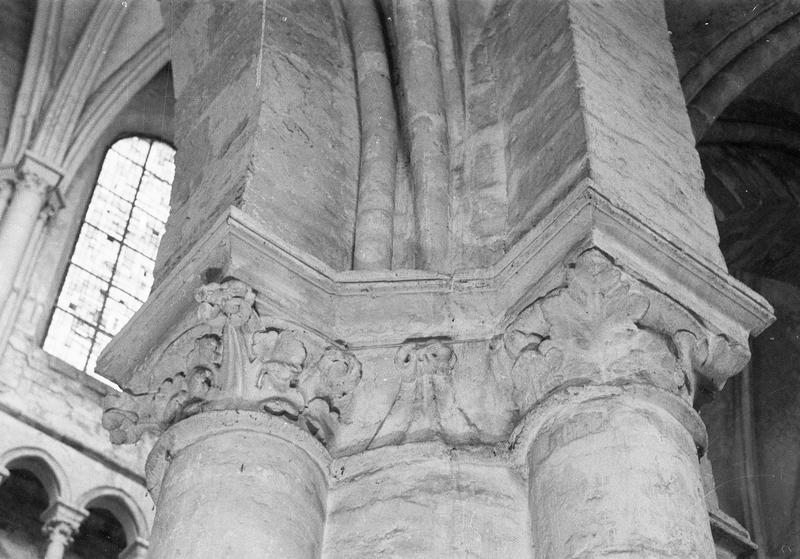 Intérieur, nef, troisième pilier sud : chapiteaux à feuilles d'acanthe, sud-ouest