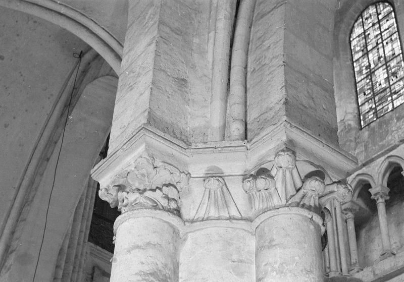 Intérieur, nef, deuxième pilier sud : chapiteaux à feuilles d'acanthe, côté sud-est