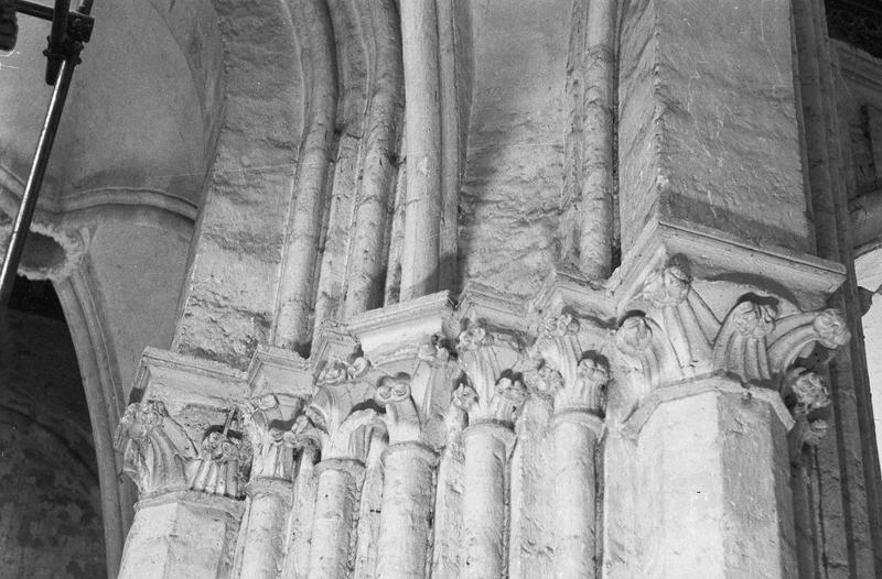 Intérieur, nef, premier pilier sud : chapiteaux à feuilles d'acanthe, côté sud-est