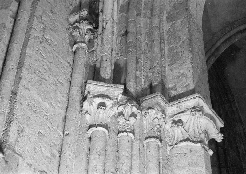 Intérieur, bas-côté nord, premier pilier : chapiteaux ornés de feuilles d'acanthe, côté sud-ouest