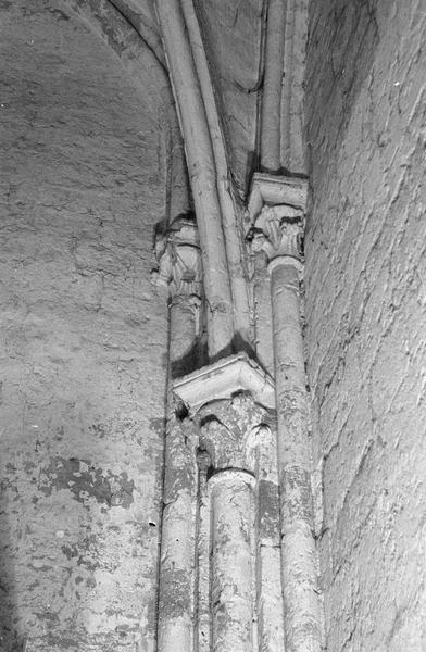 Intérieur, bas-côté nord, angle nord-ouest : chapiteaux ornés de feuilles d'acanthe, côté sud-est