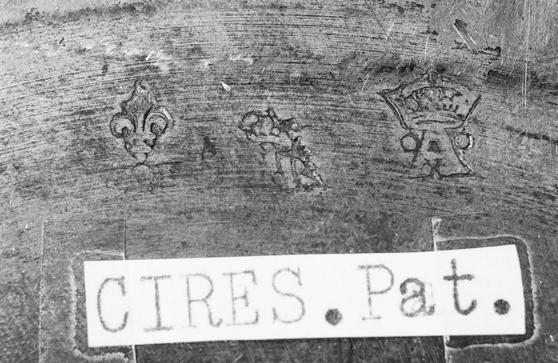 Patène : trois poinçons, dont lettre A couronnée et entourée de grains de remède (avec étiquette de localisation)