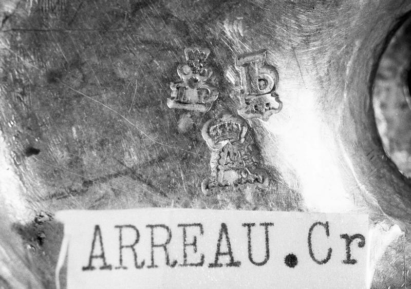 Croix d'autel : trois poinçons sous le pied, poinçon du maître LP, lettre A couronnée et lettre P couronnée (avec étiquette de localisation)