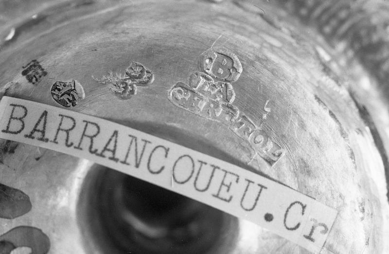 Croix d'autel : poinçons, dont poinçon du maître Lacère, poinçon de la ville de Toulouse et lettre M couronnée