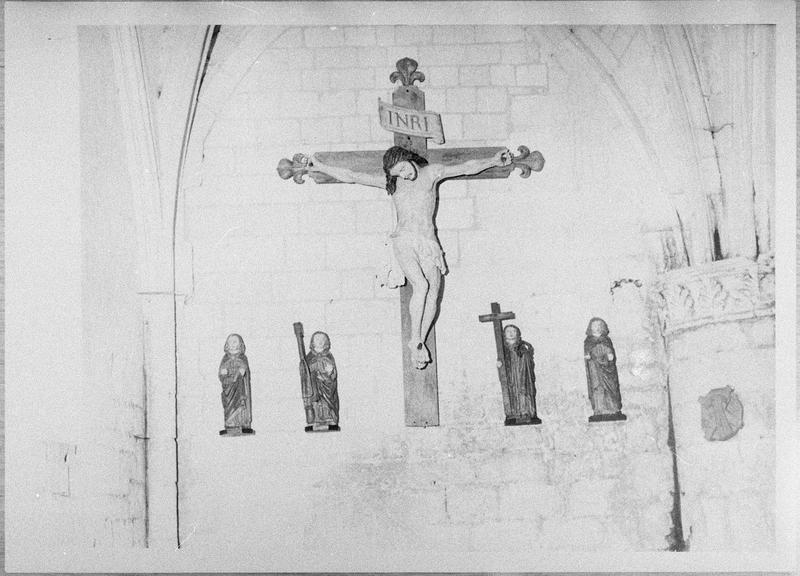 Statue : Christ en croix ; 4 statues : anges porteurs des instruments de la Passion