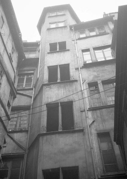 Escalier à vis sur cour intérieure