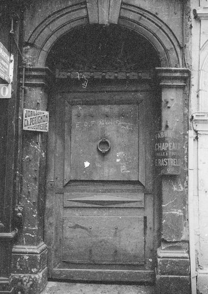 Porte à imposte sur rue