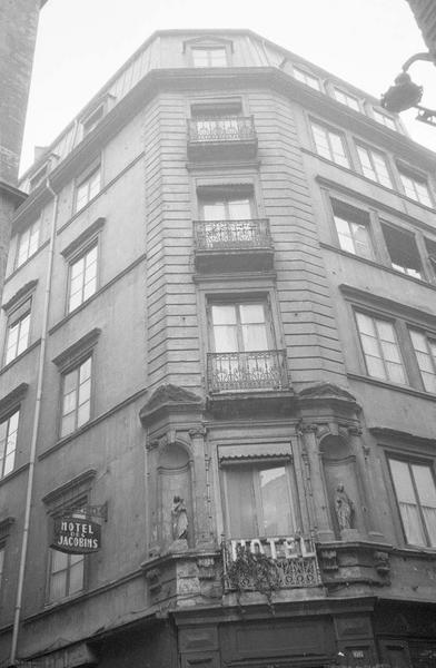 Angle de la façade avec niches abritant les statues de la Vierge à l'Enfant et de saint Joseph