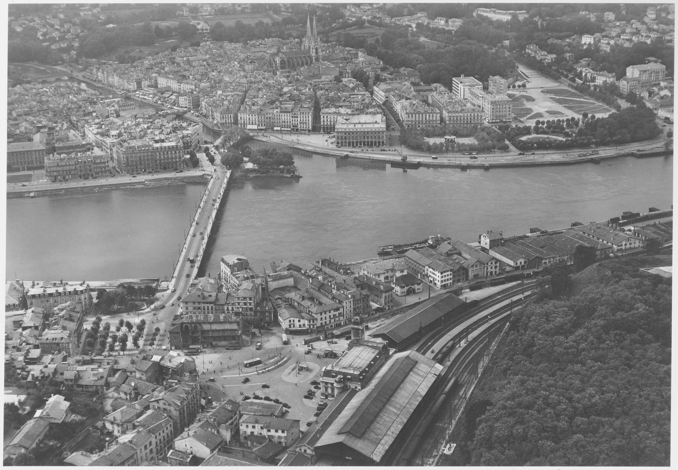 La cathédrale, en haut de l’image