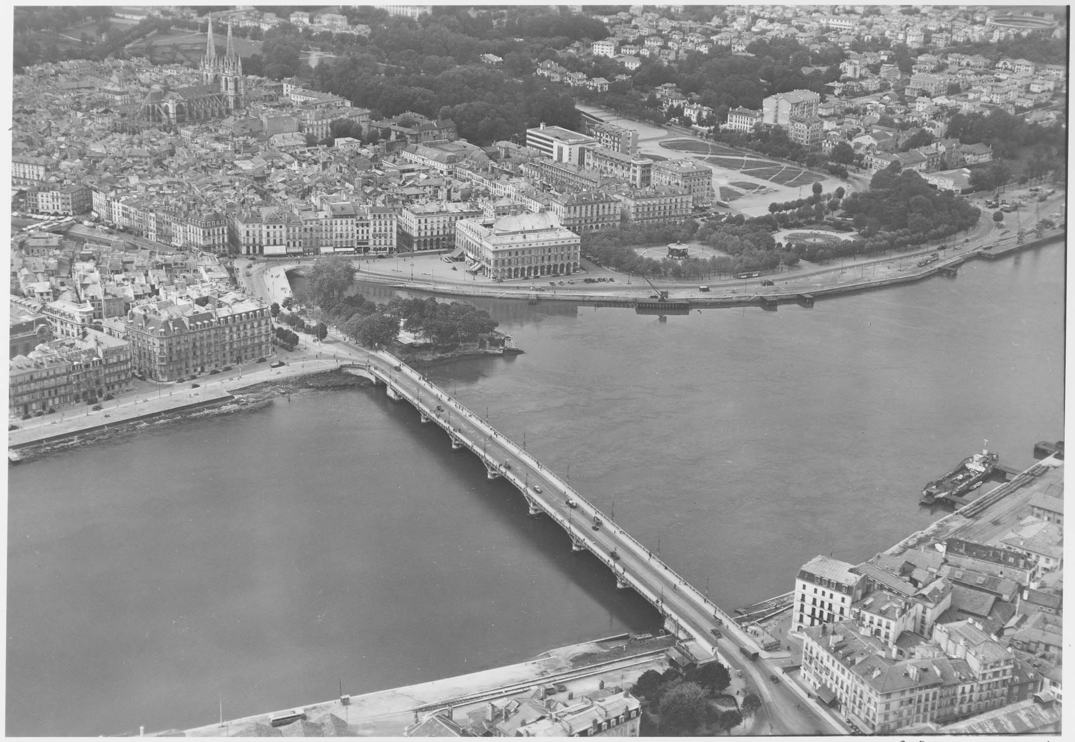 La cathédrale, en haut de l’image