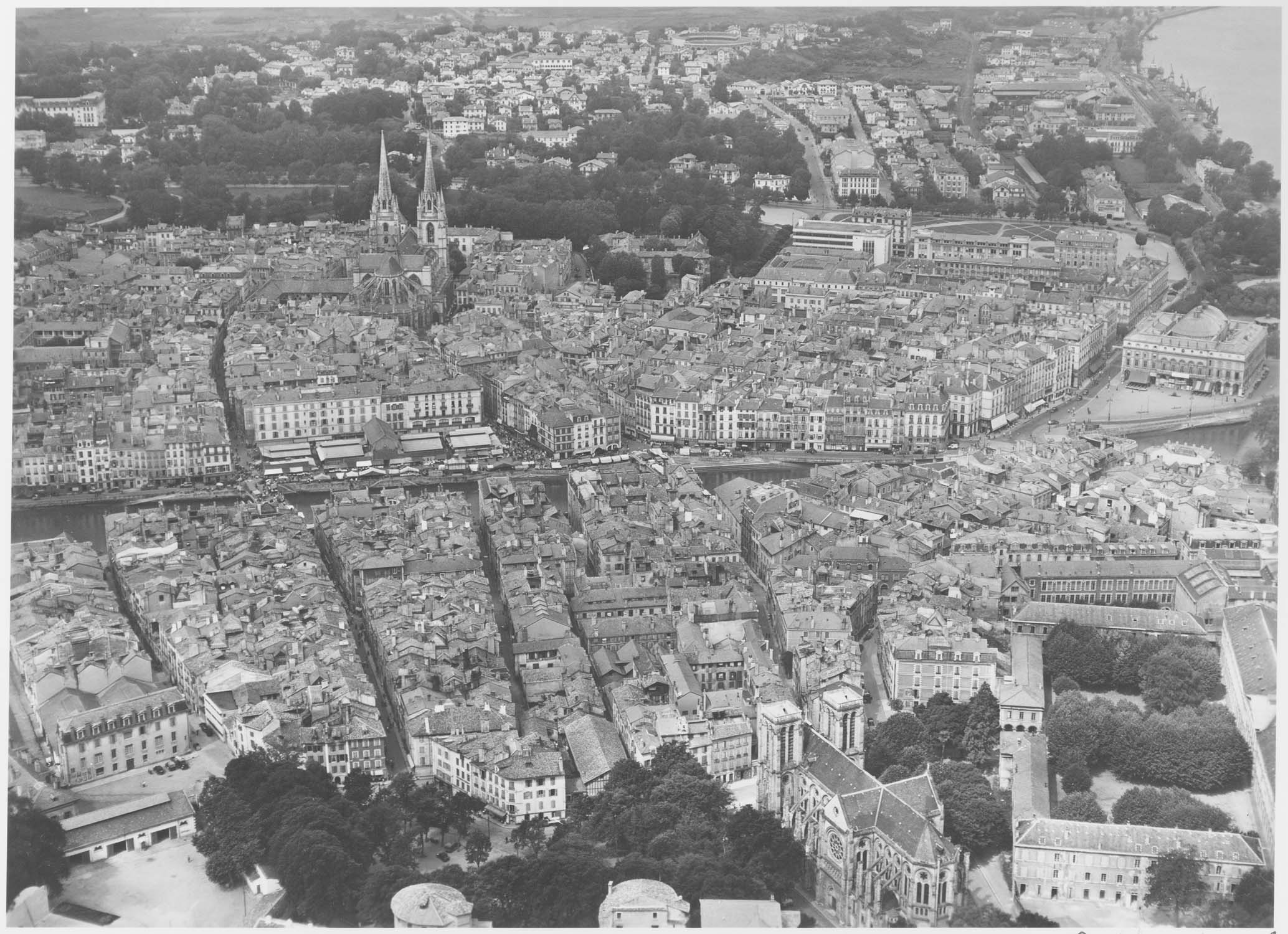 La cathédrale, en haut de l’image