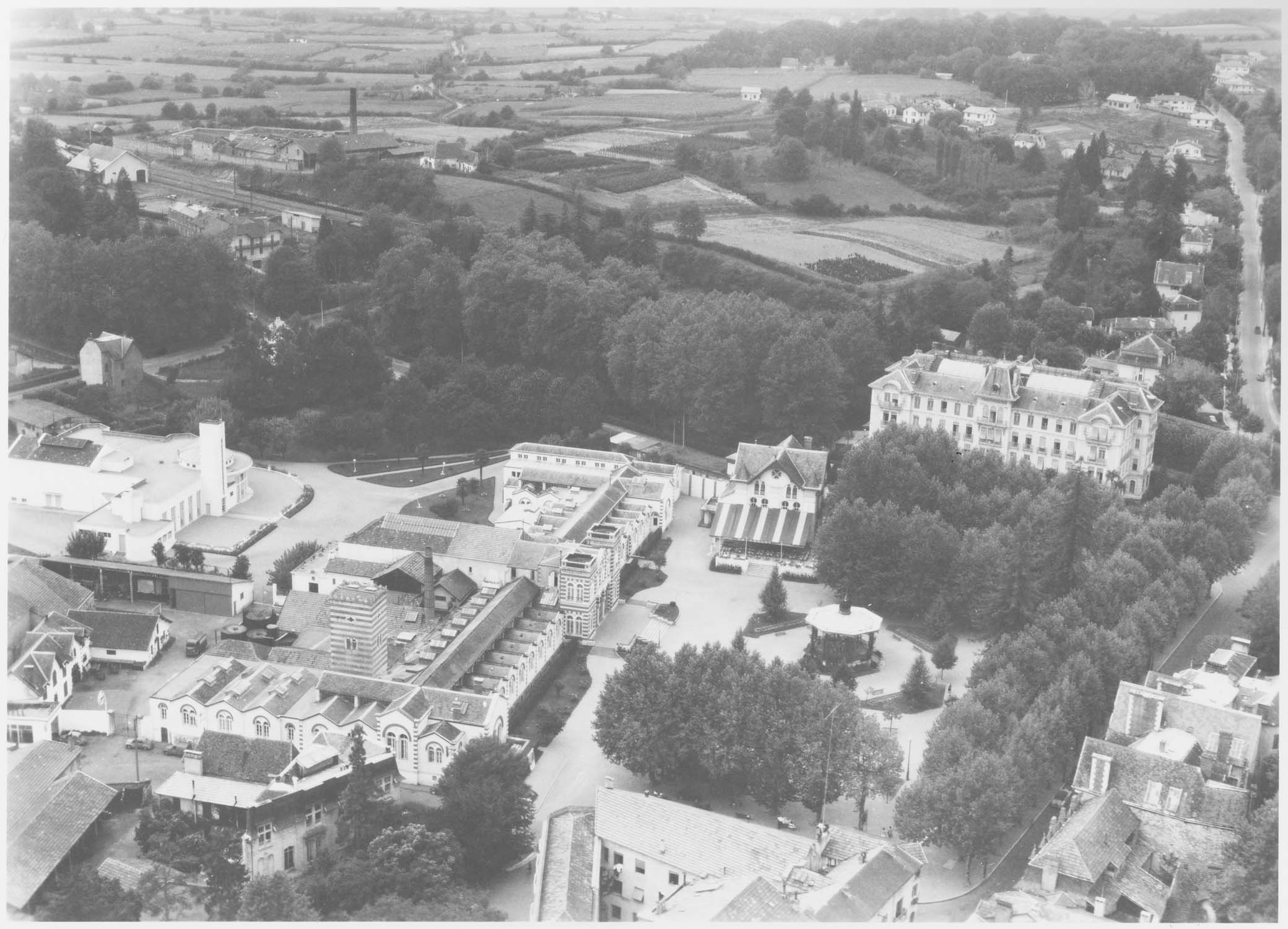Place avec kiosque à musique