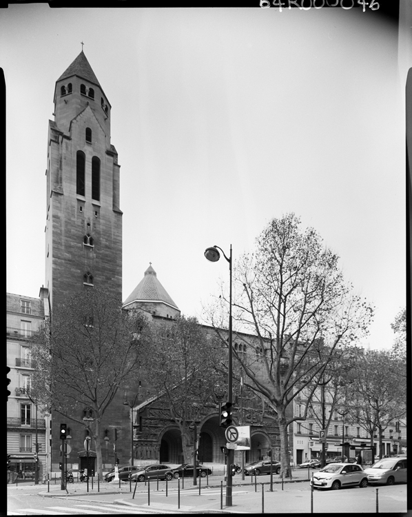 Façade de l’église sur la rue, portails et clocher