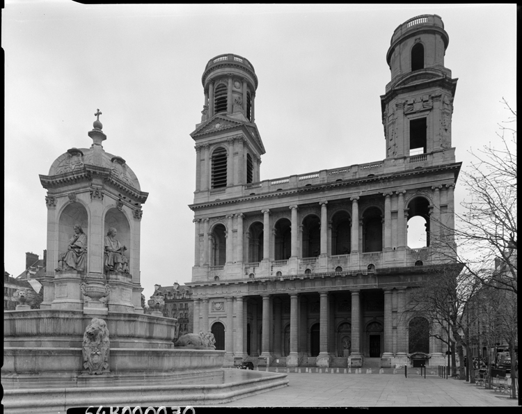 Façade de l’église et fontaine