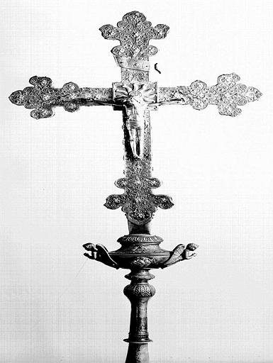 Croix processionnelle en argent et cuivre repoussés et ciselés (avers)