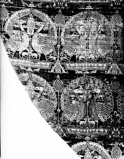 Chasuble du Roi Robert en soie rouge à décor de paons affrontés : Décor persan (partie gauche)