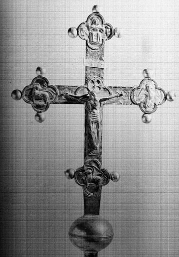 Croix processionelle en cuivre argenté (avers)