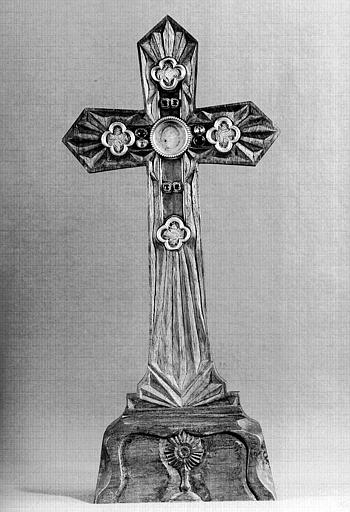 Petite croix en argent, dans une monture de bois moderne