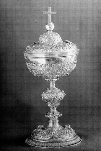 Ciboire : décor de chérubins, feuilles d'acanthe, corbeilles de fleurs, argent doré - © Ministère de la Culture (France), Médiathèque du patrimoine et de la photographie, diffusion RMN-GP