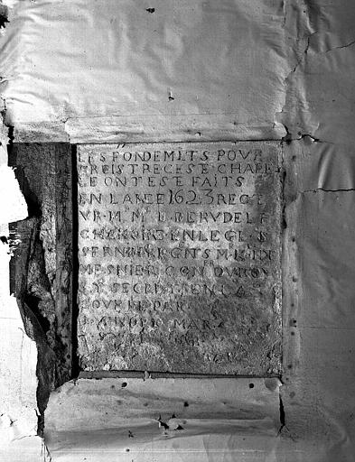 Inscription de la fondation de la chapelle en pierre gravée