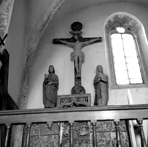 Statues en bois, avant dépose, du Christ entre la Vierge et saint Jean