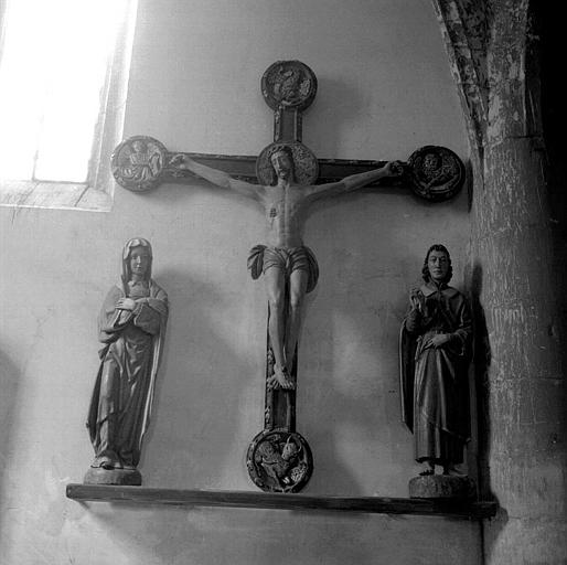 Statues de bois, avant dépose, du Christ entre la Vierge et saint Jean