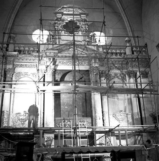 Autel, retable : retable architecturé, repeint ; pendant restauration