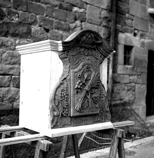 Tabernacle : détail de la porte en bois sculpté sans sa dorure ; pendant restauration