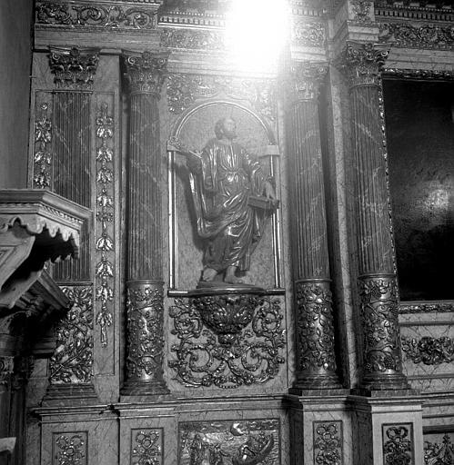 Retable, statue : 'Saint Pierre', retable architecturé, bois sculpté, peint, doré ; après restauration