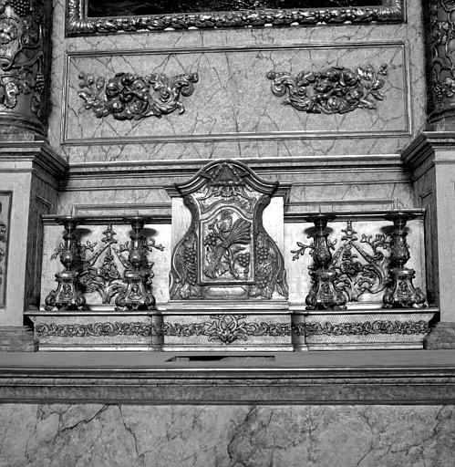 Tabernacle, gradins d'autel, chandeliers d'autel (4) ; après restauration