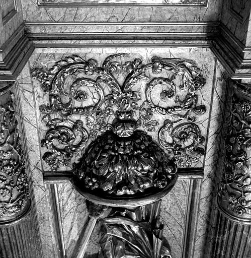 Retable, console : détail de la console d'une statue sculptée de feuilles d'acanthe et de fleurs ; après restauration