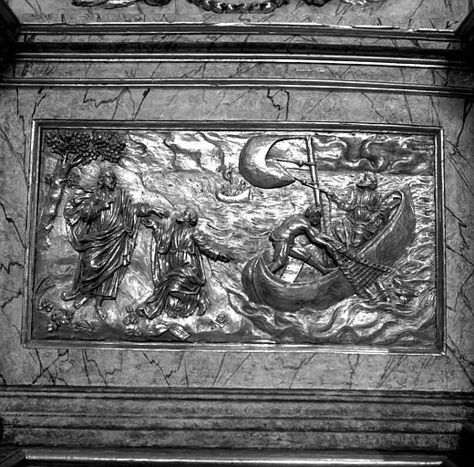 Retable, bas-relief : 'La pêche miraculeuse', bois sculpté, doré ; après restauration