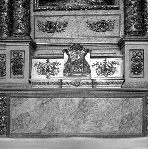 Autel, tabernacle : autel peint en marbre feint, tabernacle chantourné sculpté d'épis de blé et de grappes de raisin ; après restauration