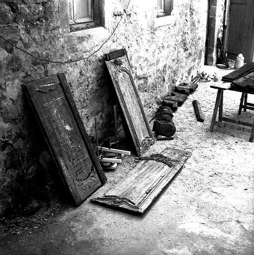 Stalles : fragments, éléments de clôture des stalles, bois sculpté, chérubins, coquilles ; avant restauration