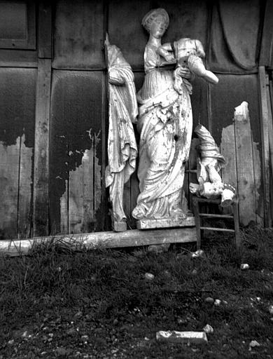 Statue en pierre de la Vierge à l'Enfant, ensemble