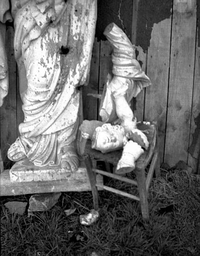 Statue en pierre de la Vierge à l'Enfant, ensemble