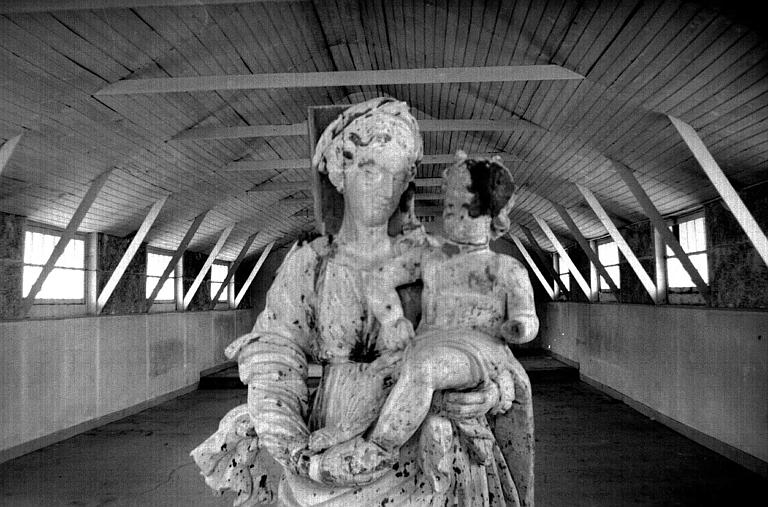Statue en pierre de la Vierge à l'Enfant, détail