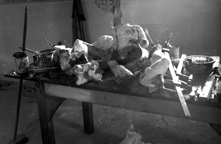Statue en pierre de la Vierge à l'Enfant, fragments déposés