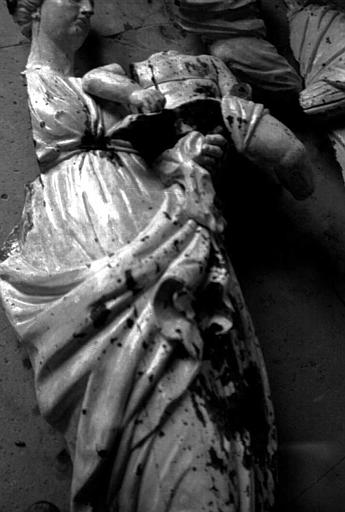 Statue en pierre de la Vierge à l'Enfant, fragments déposés