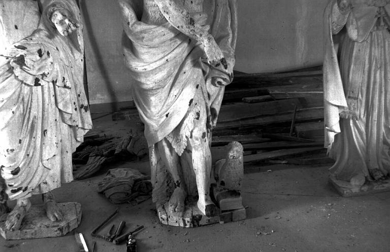 Statue en pierre de saint Jean-Baptiste, fragments