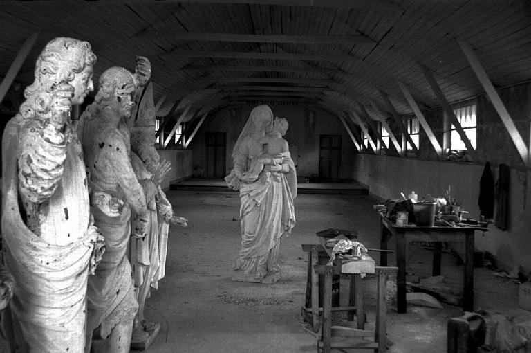 Statue en pierre de la Vierge à l'Enfant, ensemble