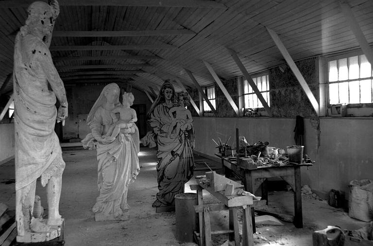 Statue en pierre de la Vierge à l'Enfant, ensemble