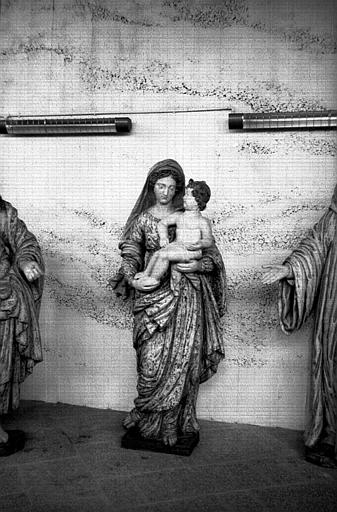 Statue en pierre de la Vierge à l'Enfant, ensemble