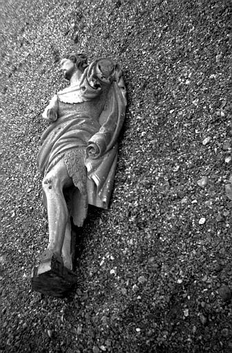Statue en pierre de saint Jean-Baptiste, ensemble