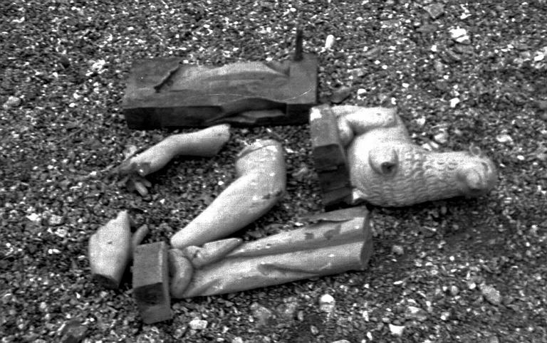 Statue en pierre de saint Jean-Baptiste, fragments