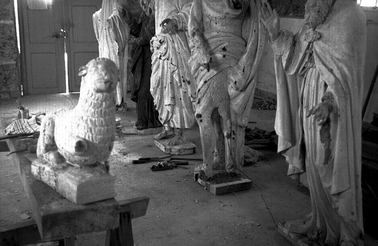 Statue en pierre de saint Jean, fragments