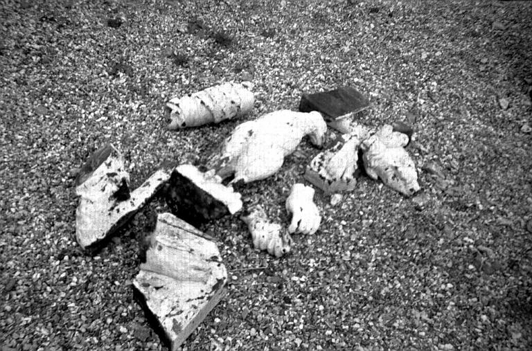 Statue en pierre de saint Jean, fragments