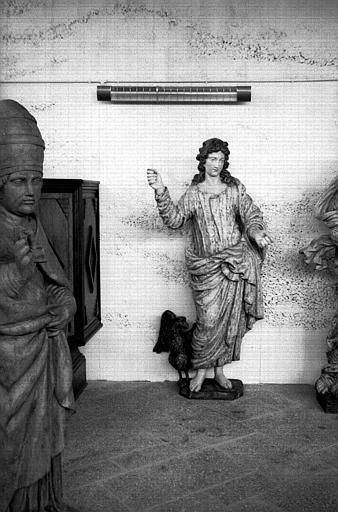 Statue en pierre de saint Jean, ensemble