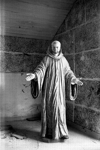 Statue de saint en pierre